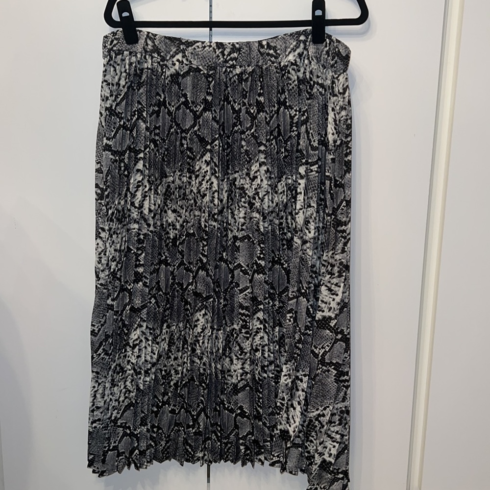 Snakeskin pleated skirt PrettyLittleThing